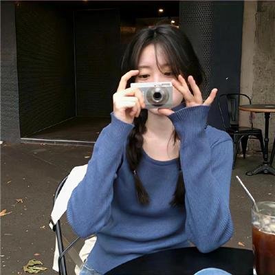 高墙、黑色与帅小伙